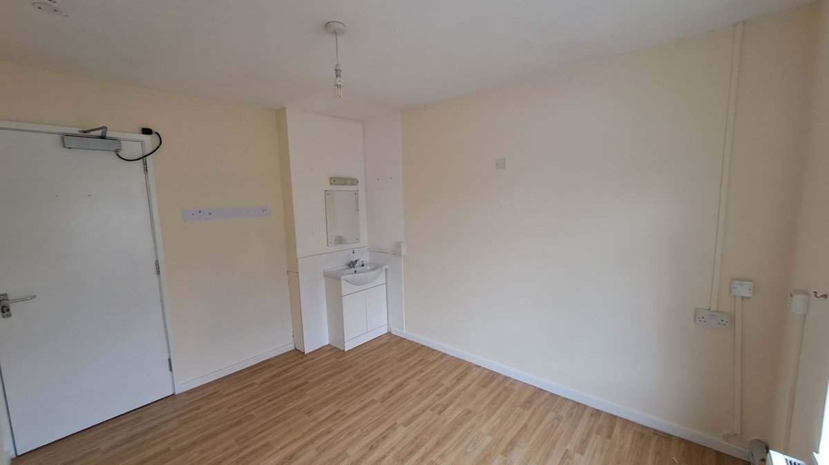 Industrial Unit in Aldershot - photo 3
