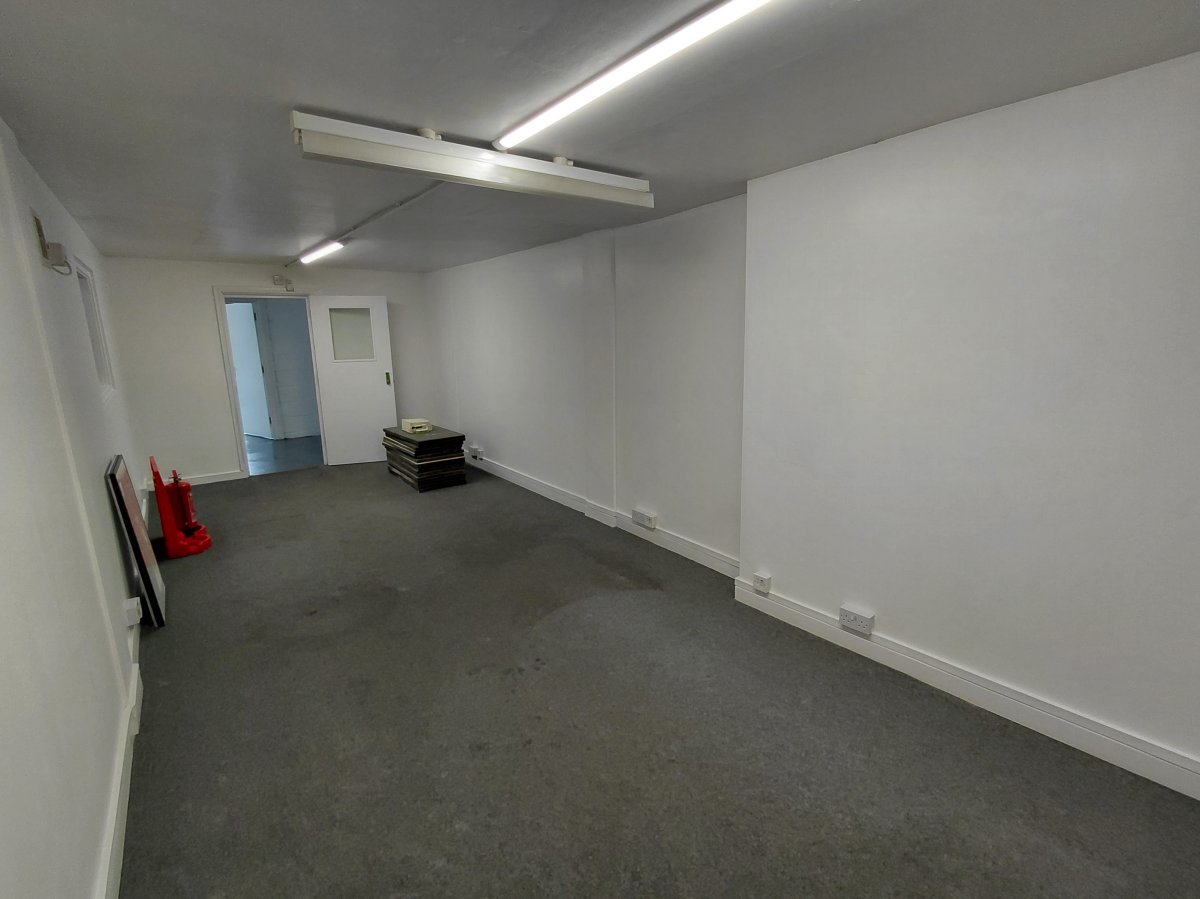 Industrial Unit in Croydon - photo 3