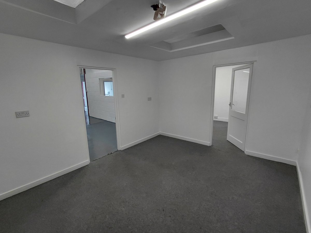 Industrial Unit in Croydon - photo 4