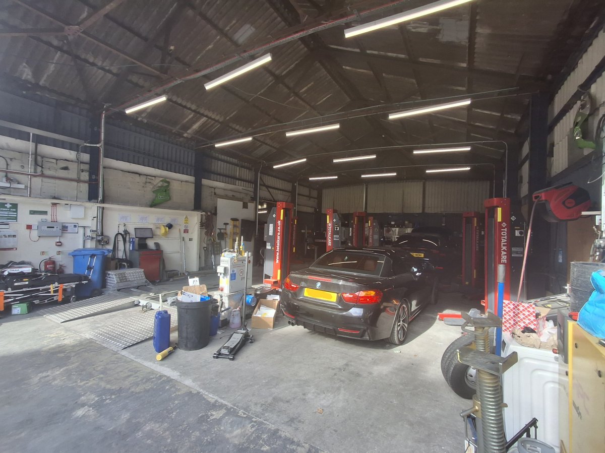 Industrial Unit in Croydon - photo 2