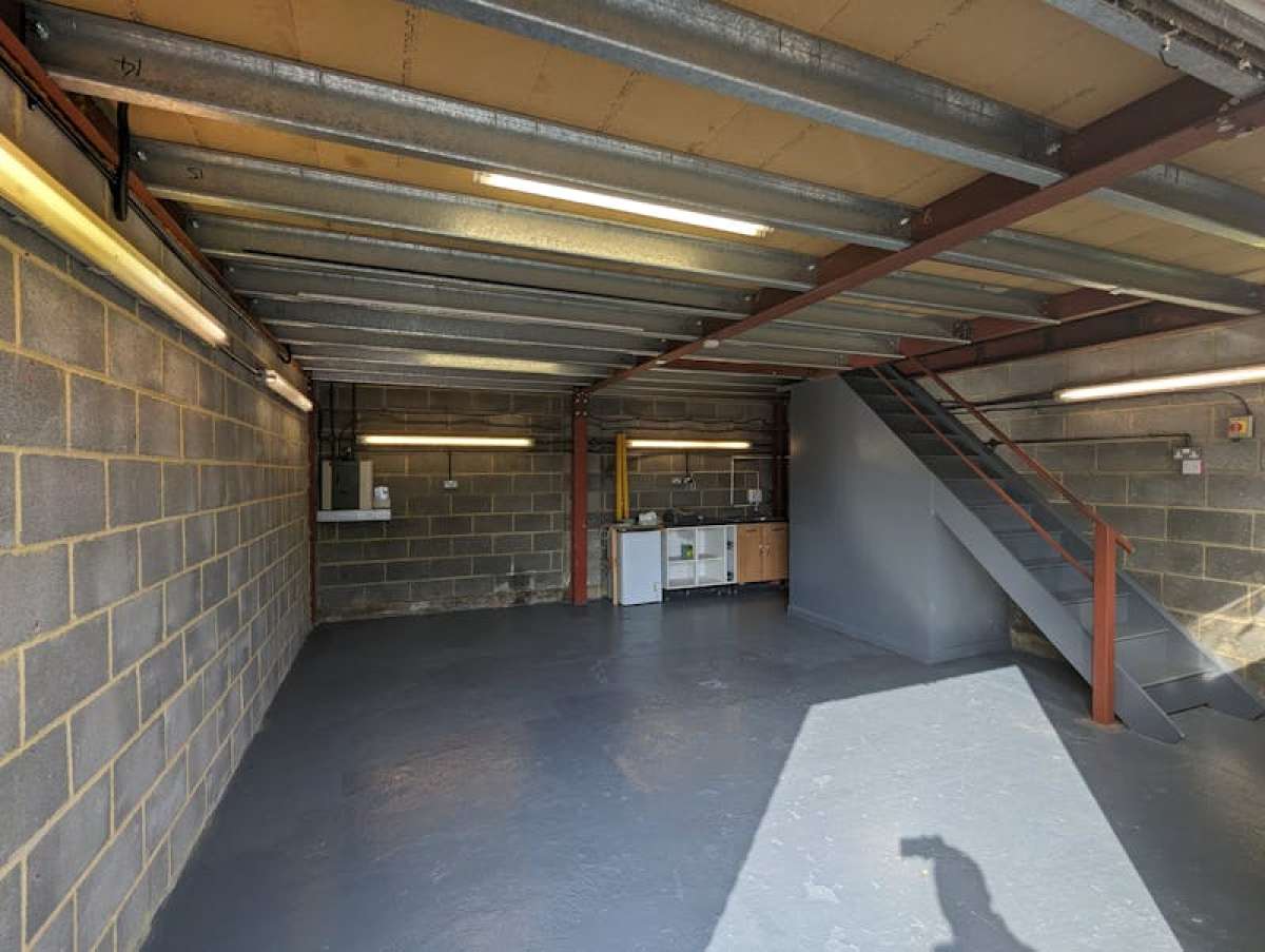 Industrial Unit in Addlestone - photo 2