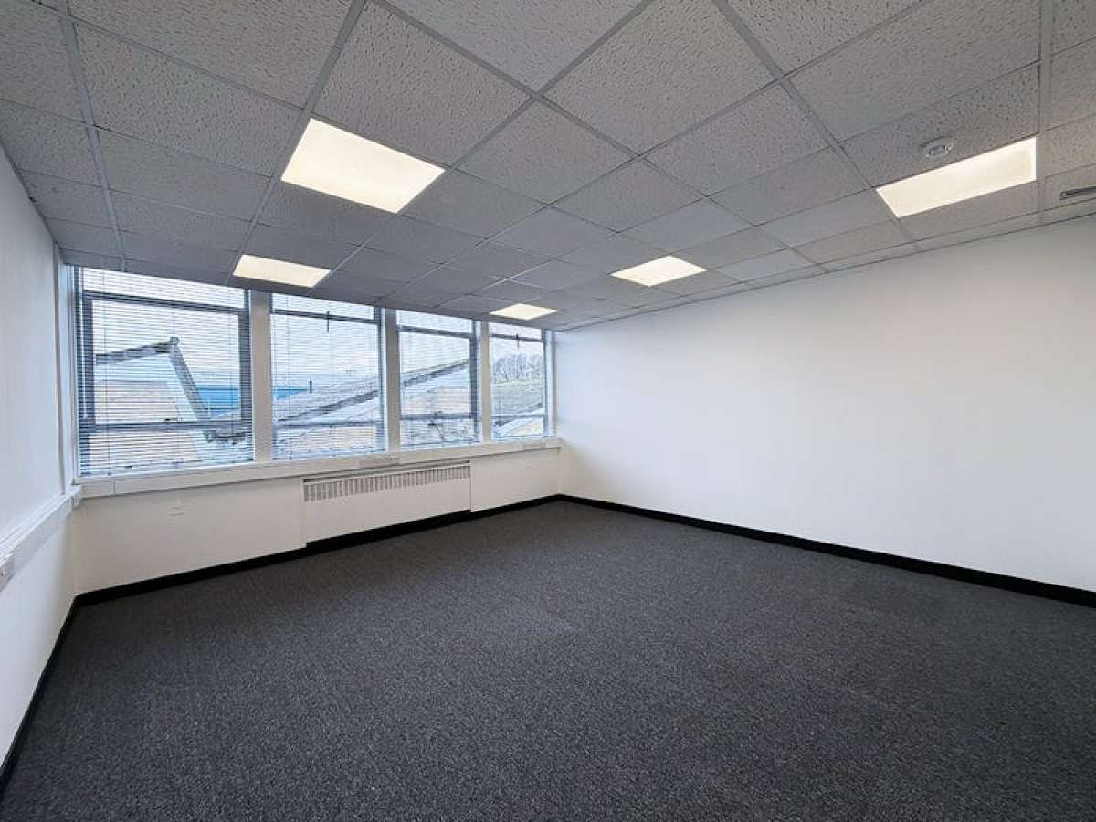 Office in Basingstoke - photo 3
