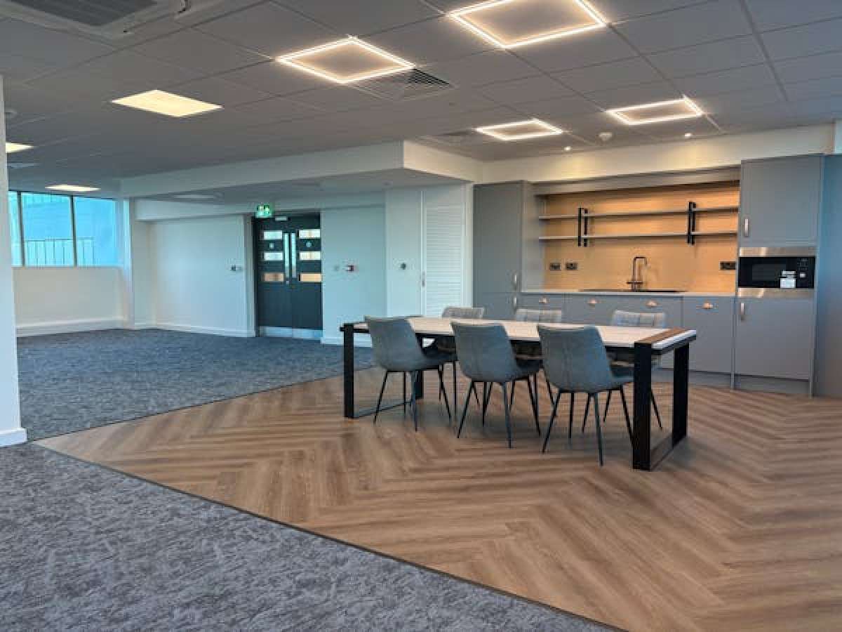 Office in Oldbury - photo 2