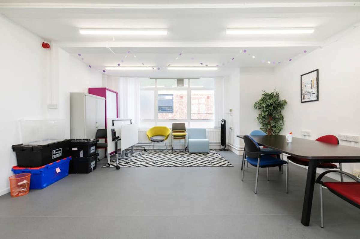 Office in LONDON - photo 3