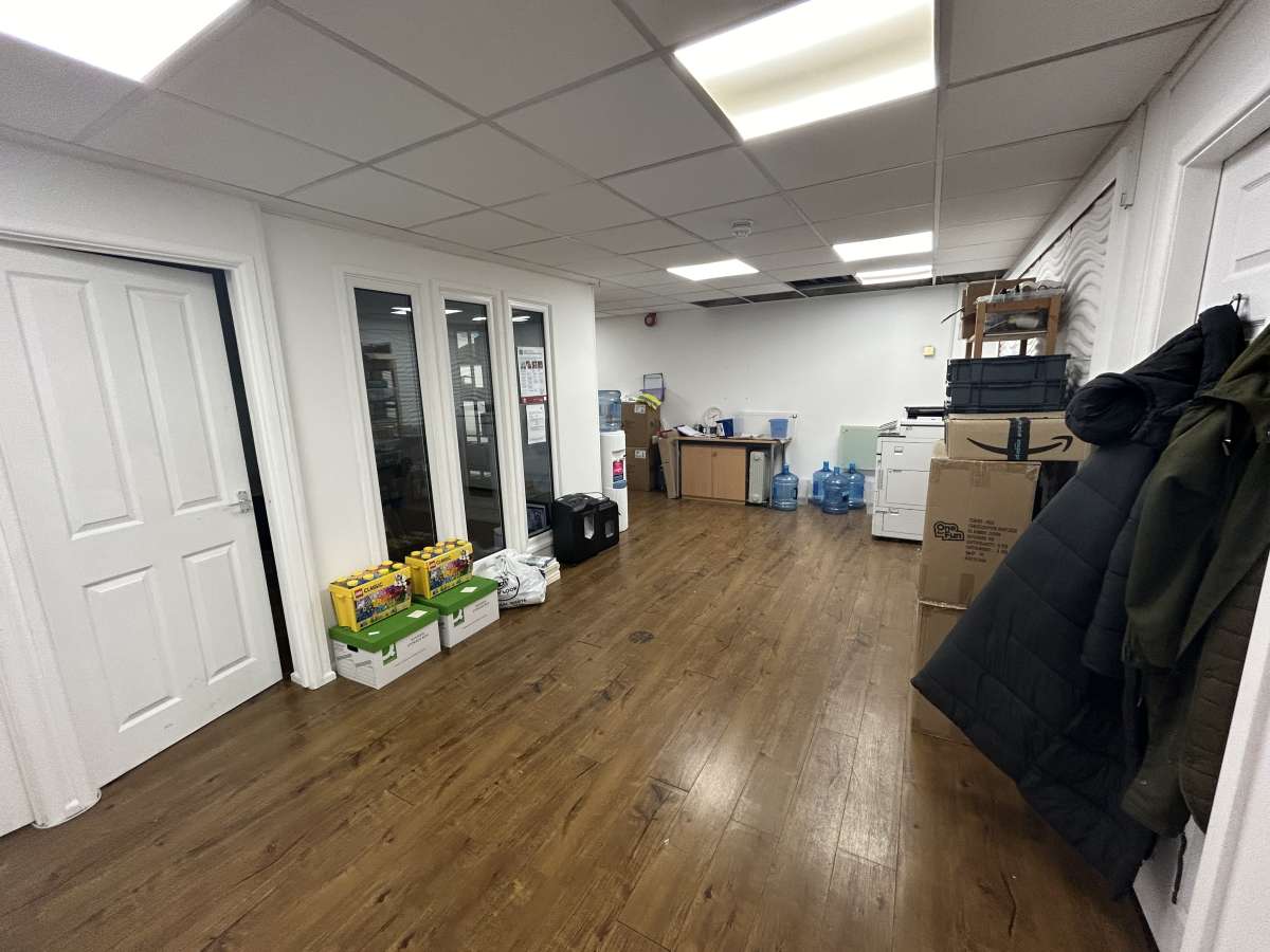 Office in Salford - photo 3