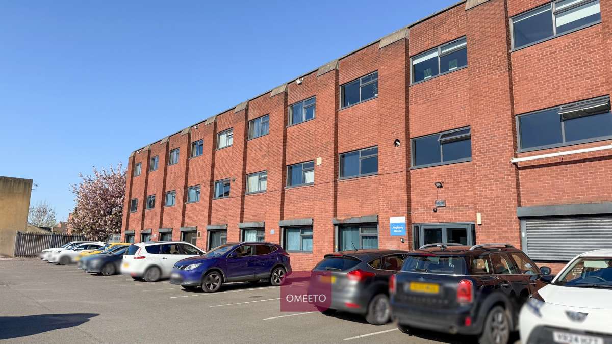 Office in Burton On Trent - photo 4