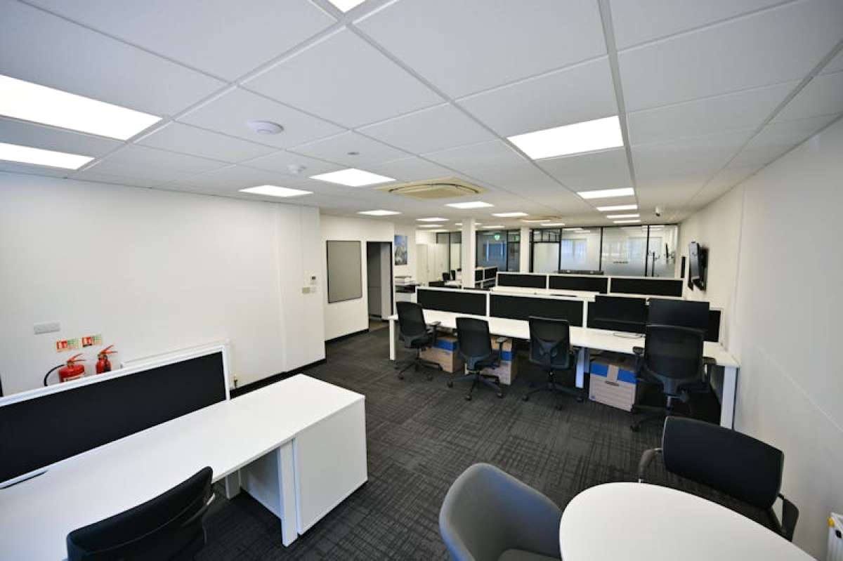 Office in Crawley - photo 4