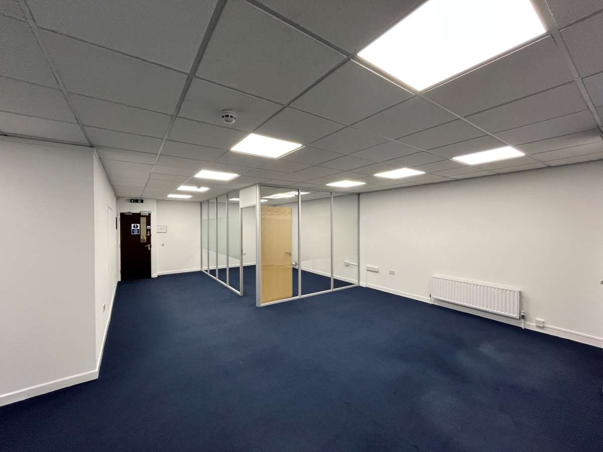 Office in Sowton Industrial Estate - photo 3