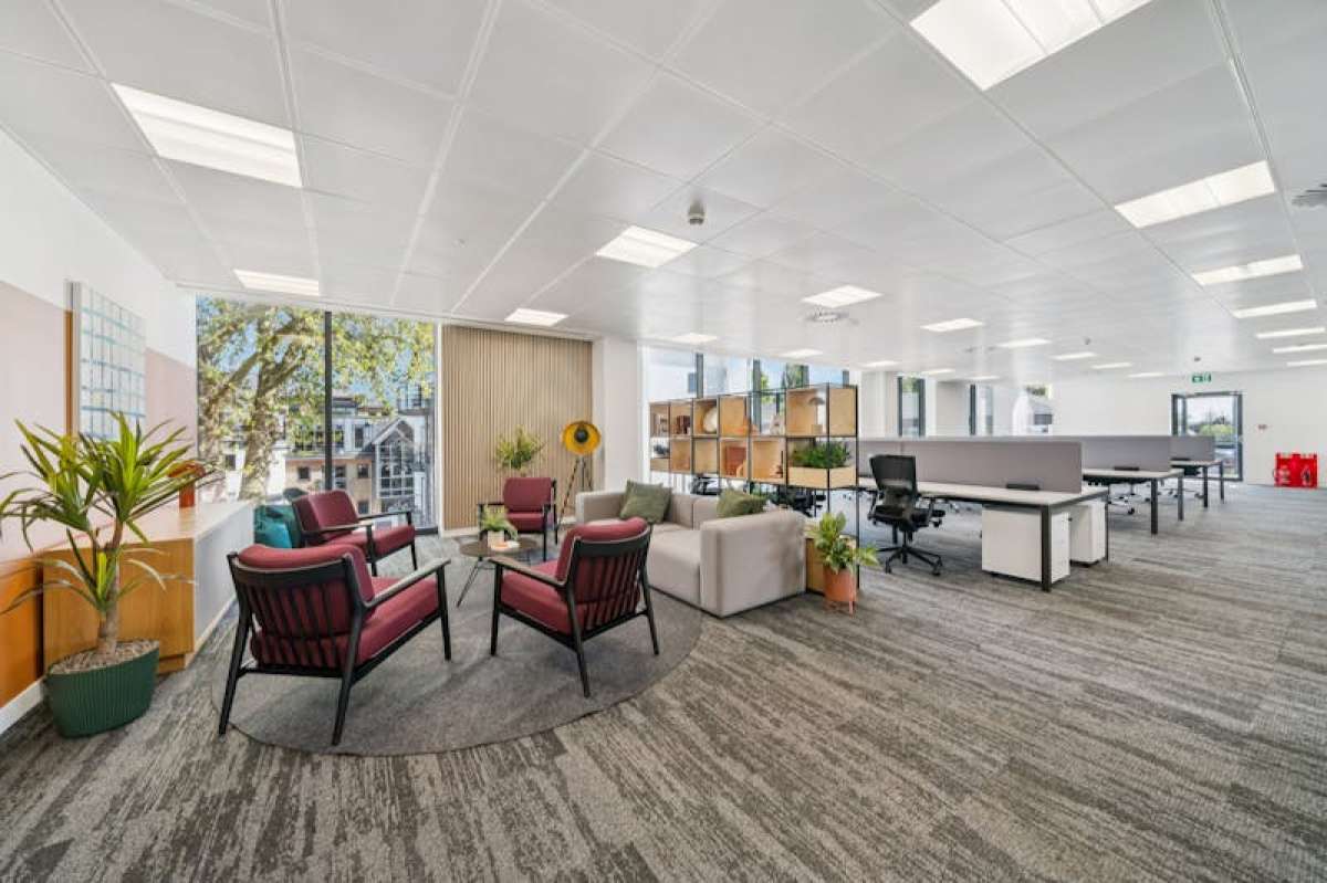 Office in Staines-upon-Thames - photo 3
