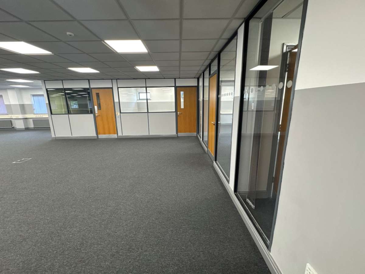 Office in Halesowen - photo 3