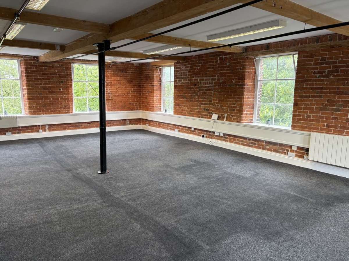 Office in Congleton, - photo 3