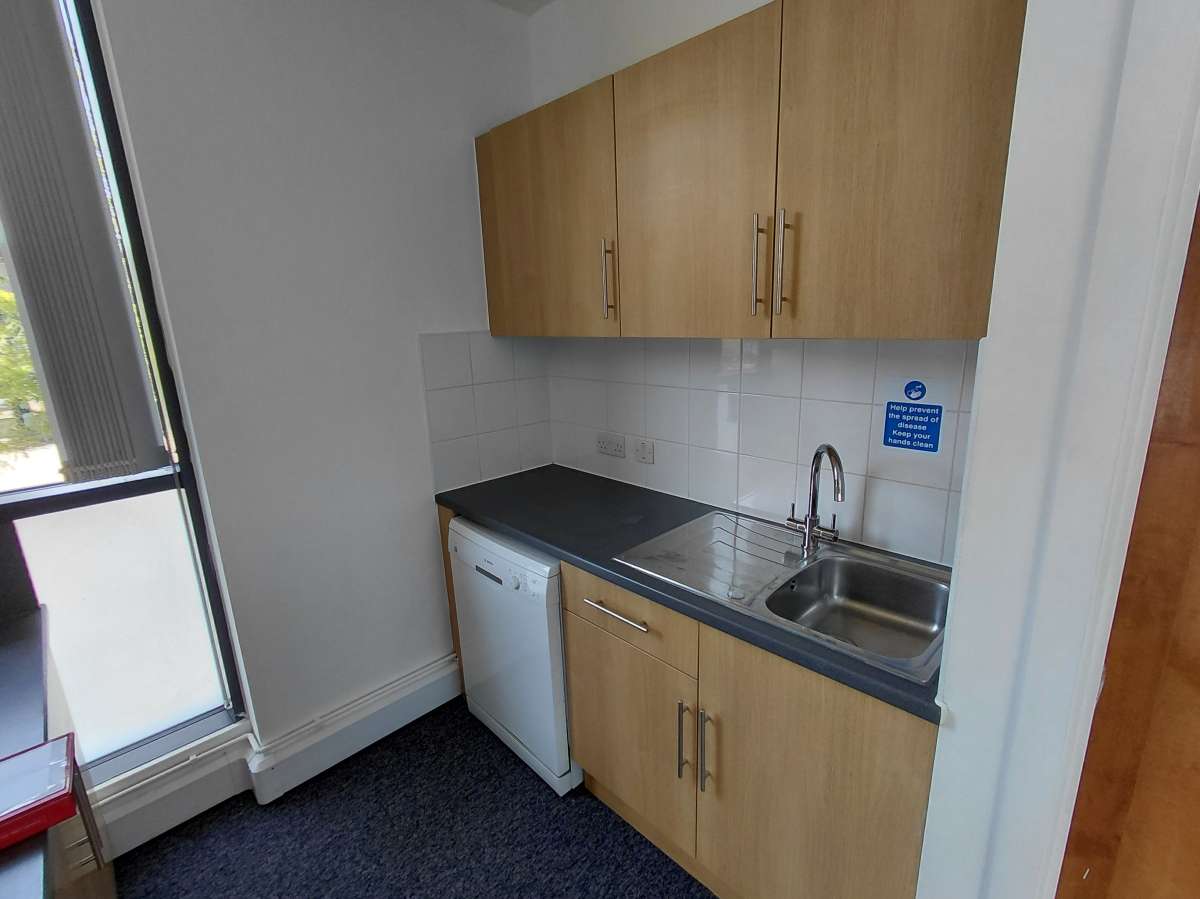 Office in Crossways Business Park - photo 4