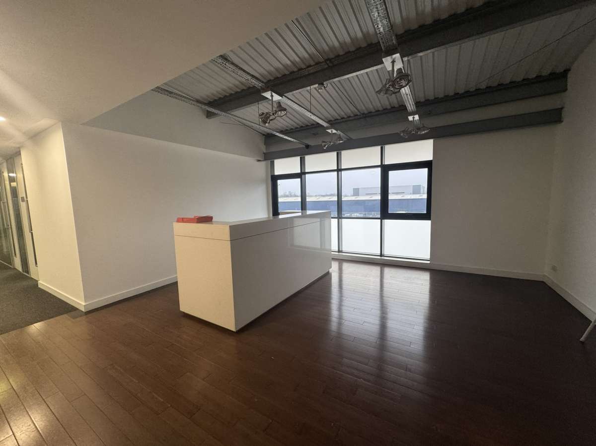 Office in Hampton - photo 4