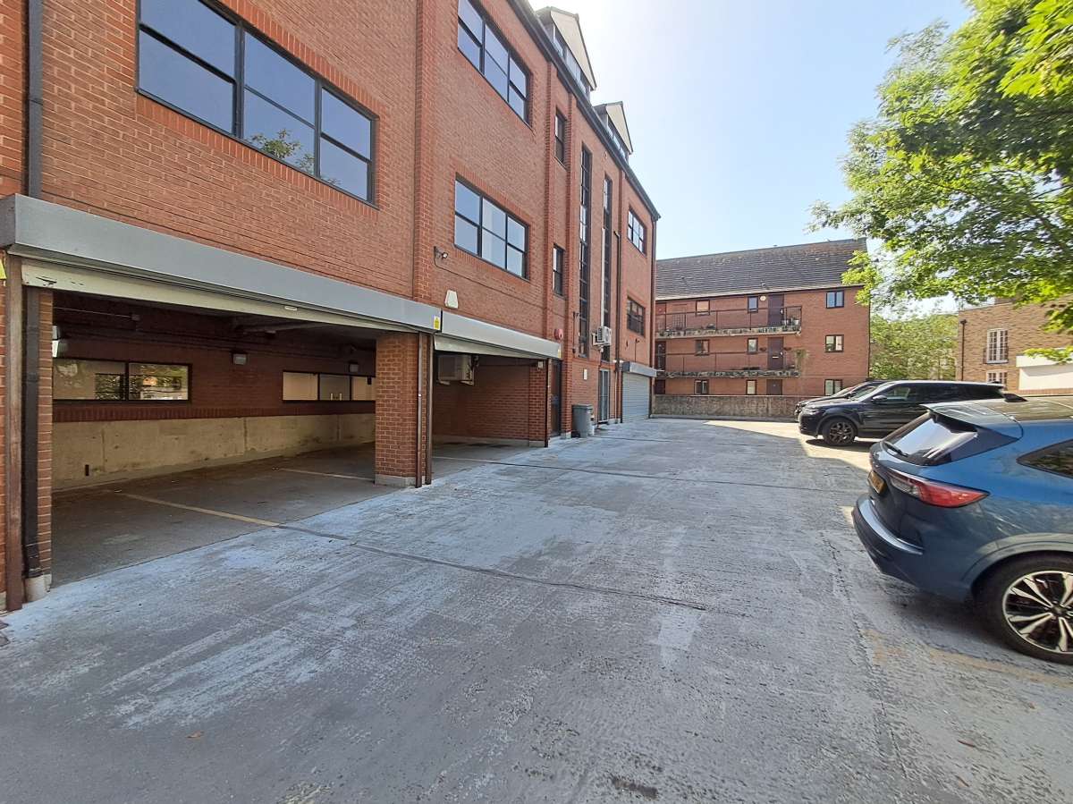 Office in Staines - photo 2
