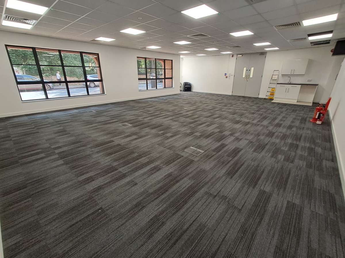 Office in Staines - photo 4