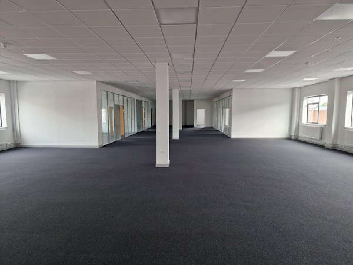 Office in Wythenshawe - photo 4
