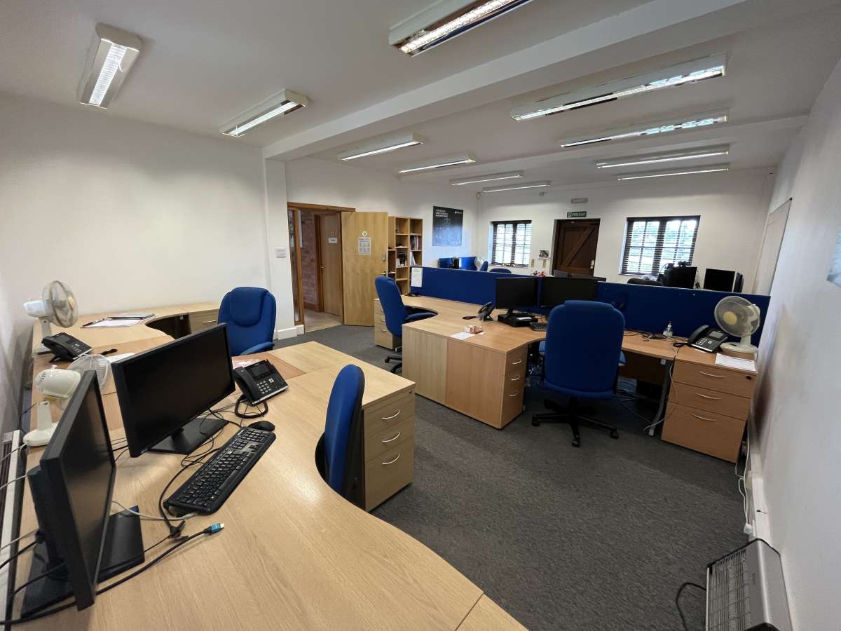 Office in Desford Road - photo 4