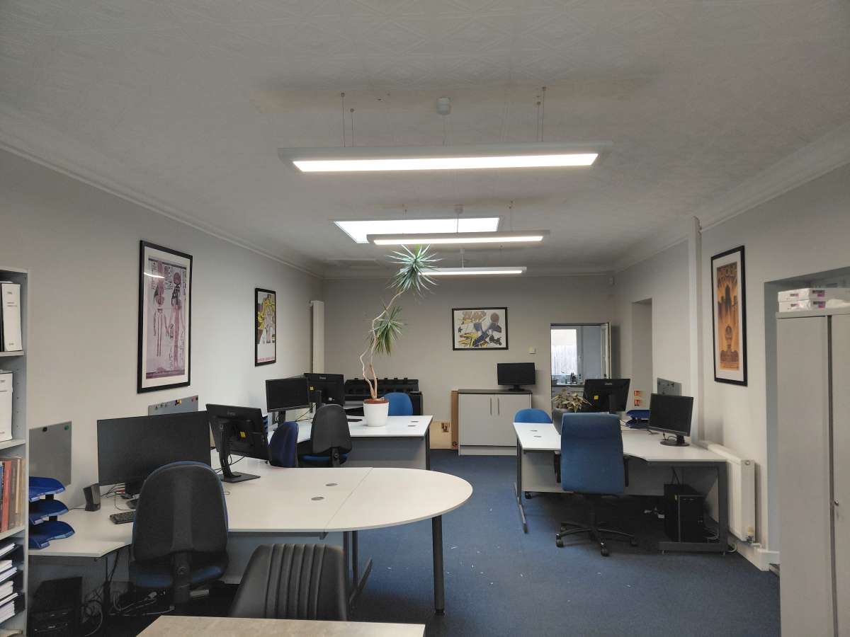 Office in Woking - photo 4