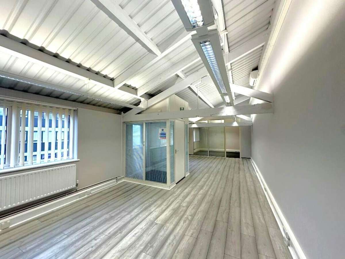 Office in Romford - photo 4
