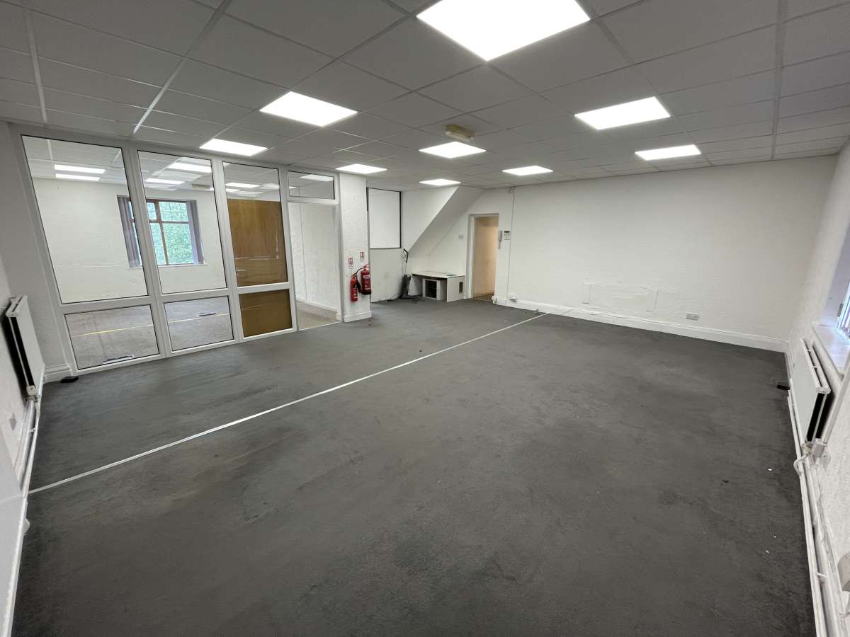 Office in Huddersfield - photo 4
