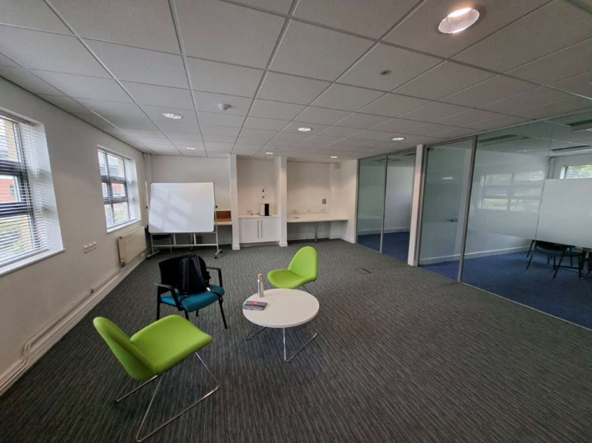 Office in Gateshead - photo 3
