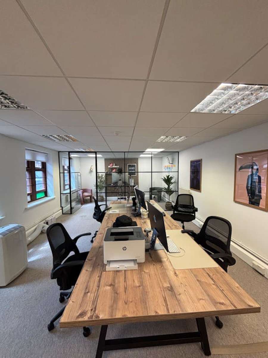 Office in Weybridge - photo 2
