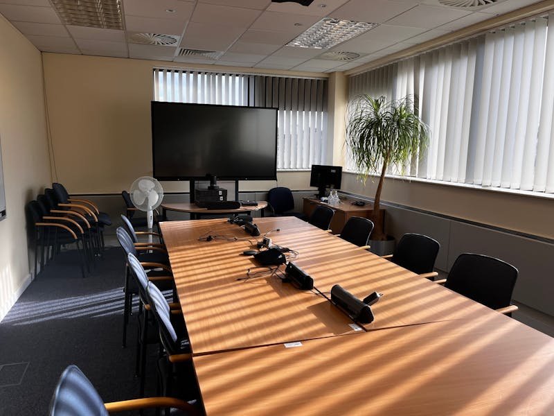 Office in Leatherhead - photo 3