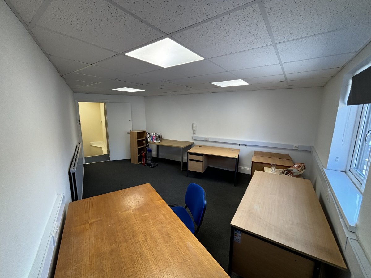 Office in Elland - photo 3