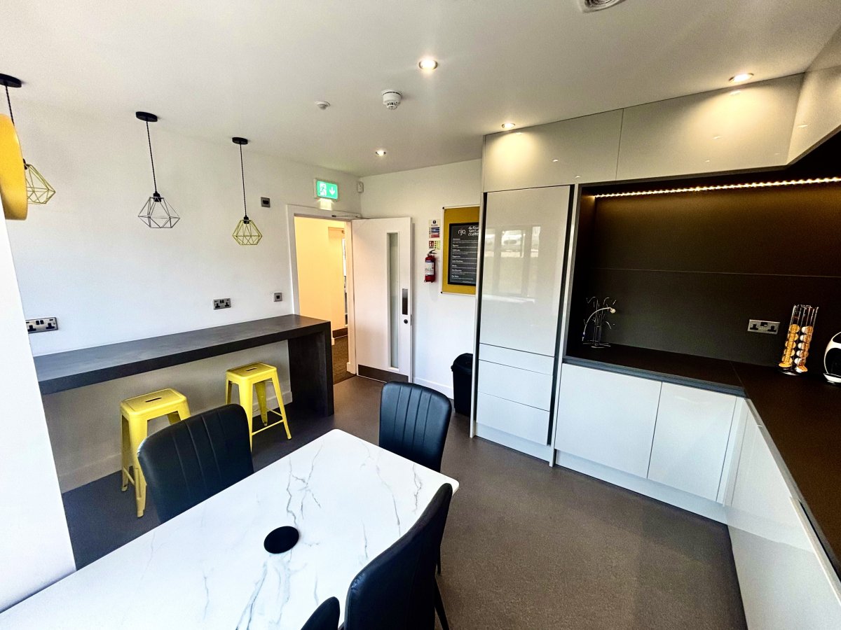 Office in Elland - photo 4