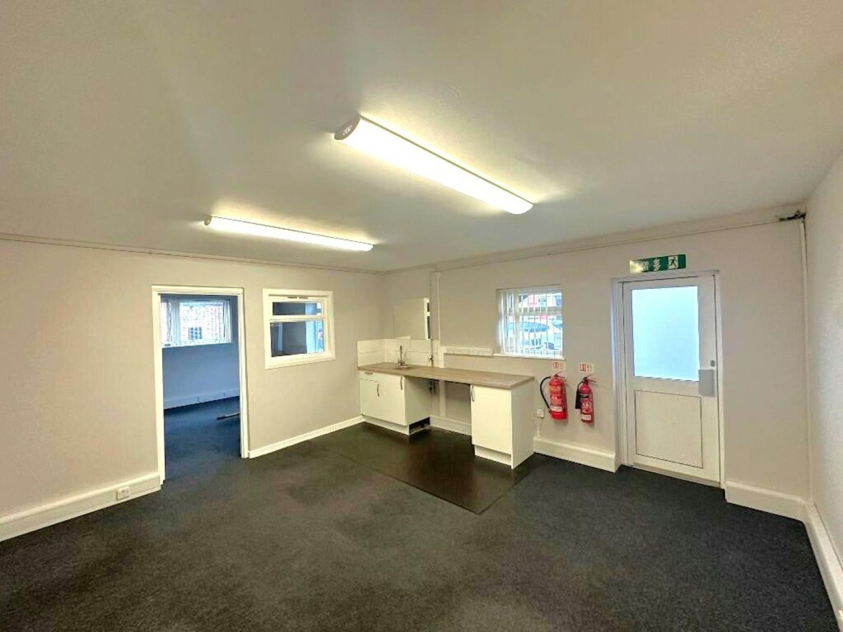 Office in Romford - photo 4