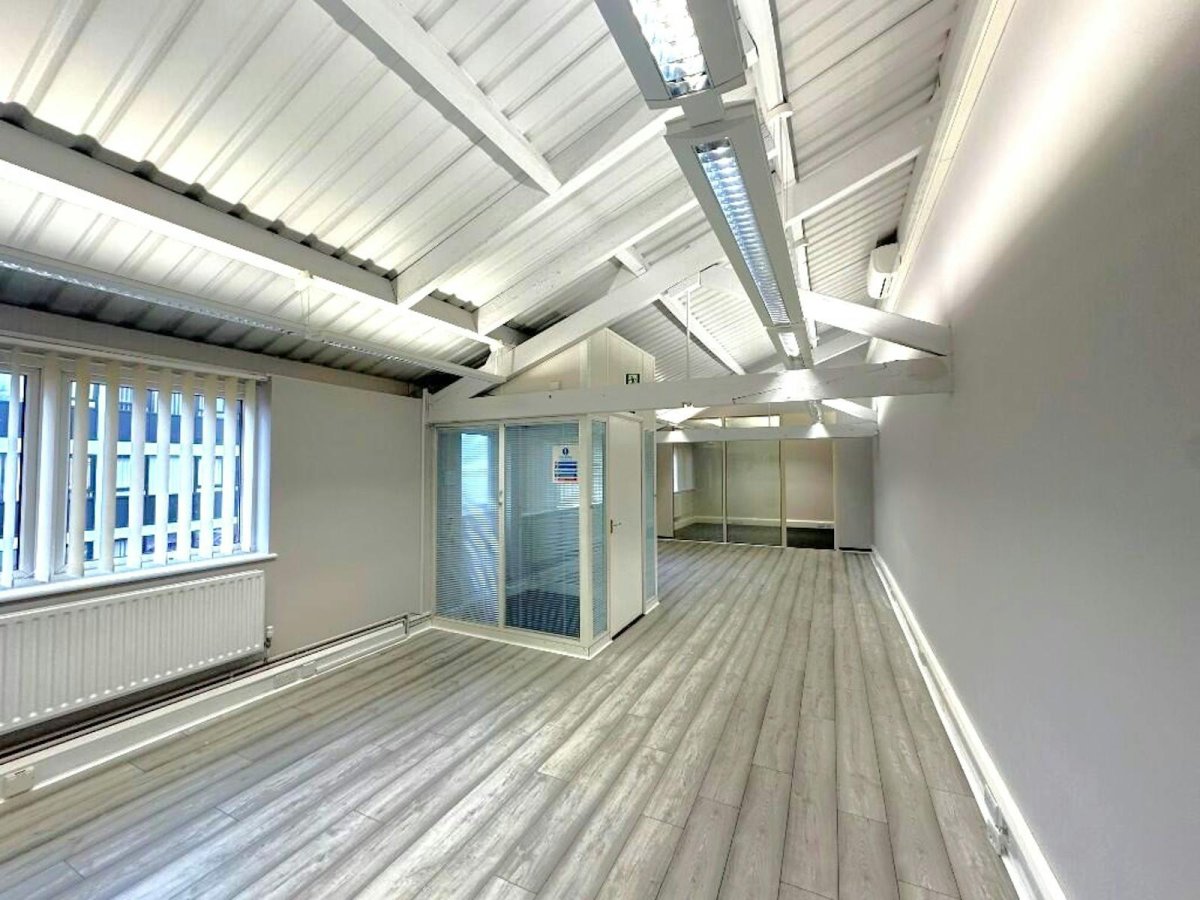 Office in Romford - photo 4