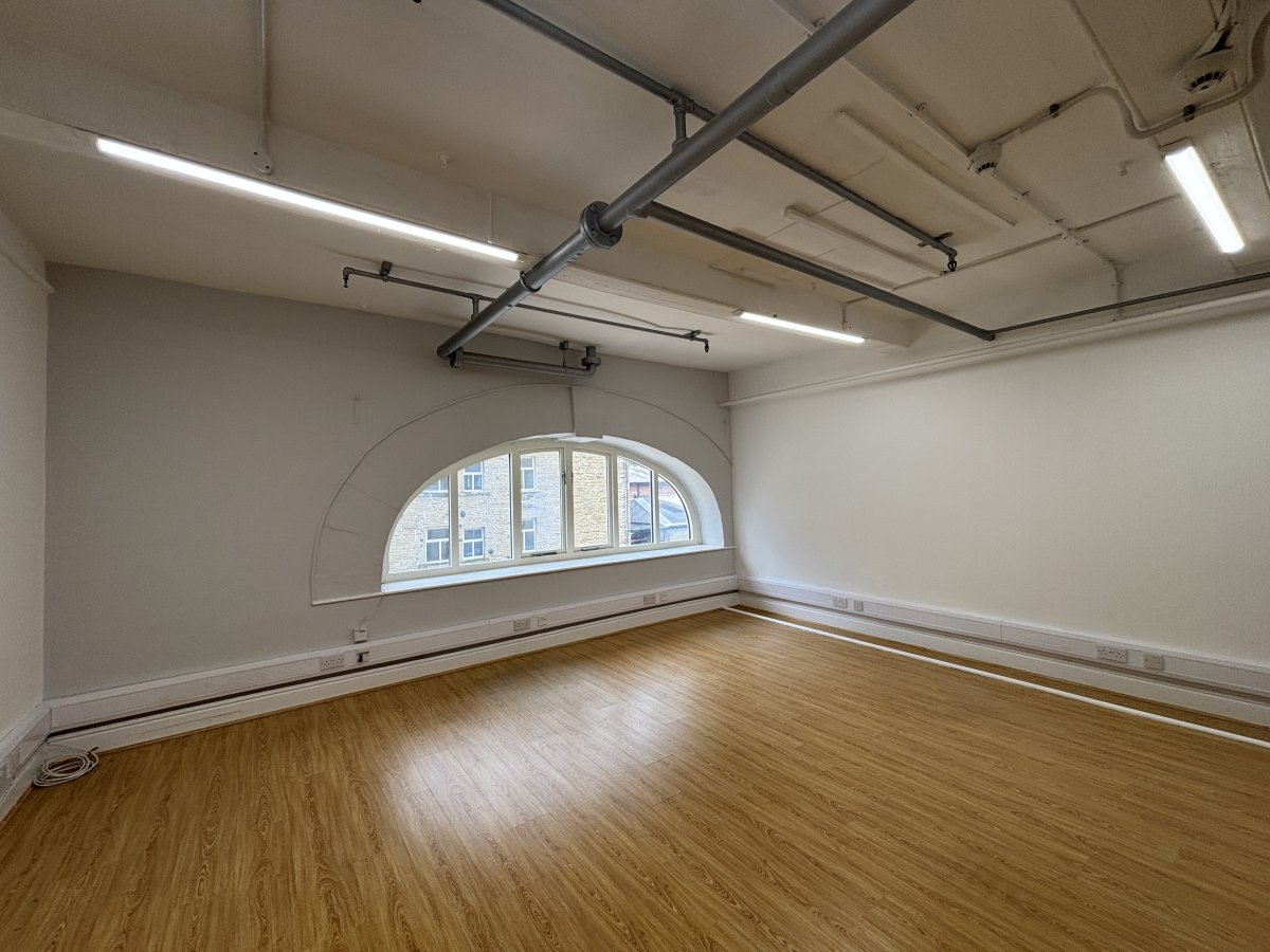 Office in Huddersfield - photo 4