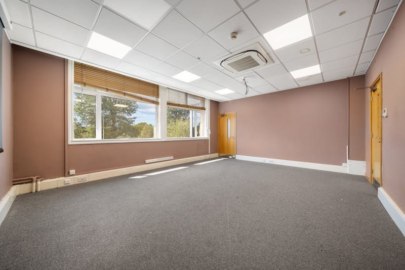 Office in Gatwick - photo 3