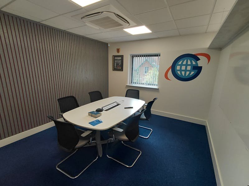 Office in Woking - photo 2
