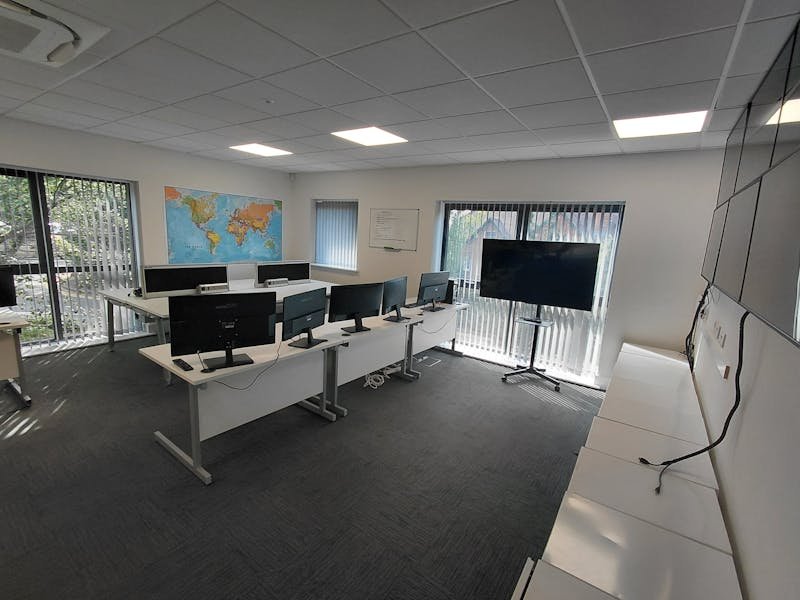 Office in Woking - photo 4