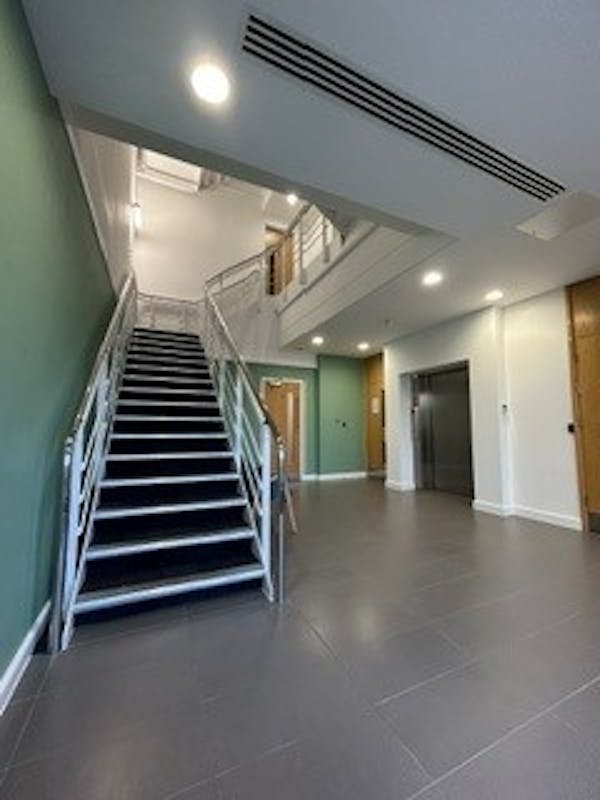 Office in Frimley - photo 4