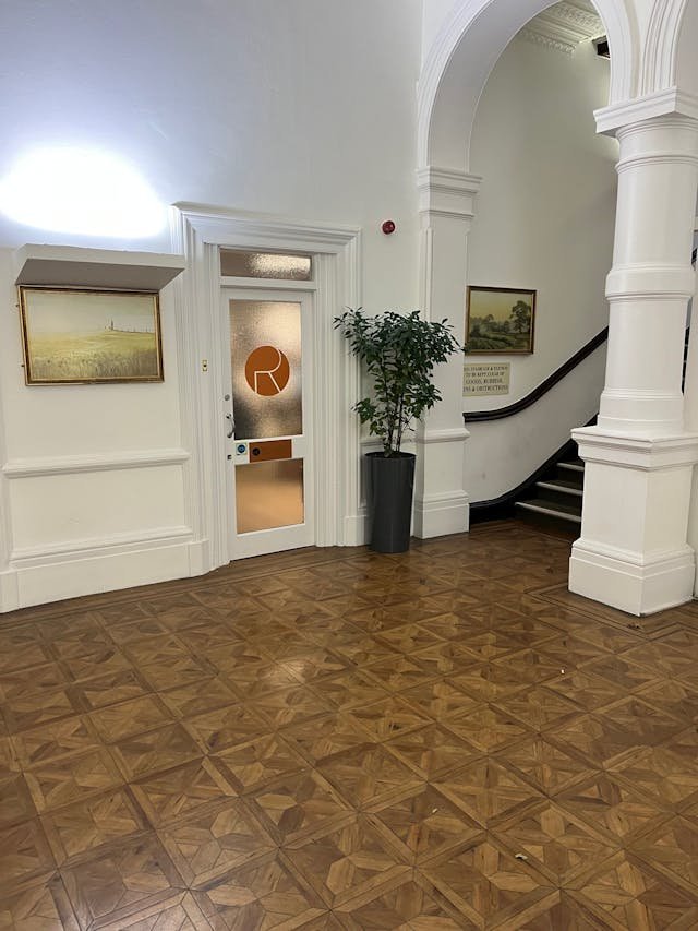 Office in Surbition - photo 3