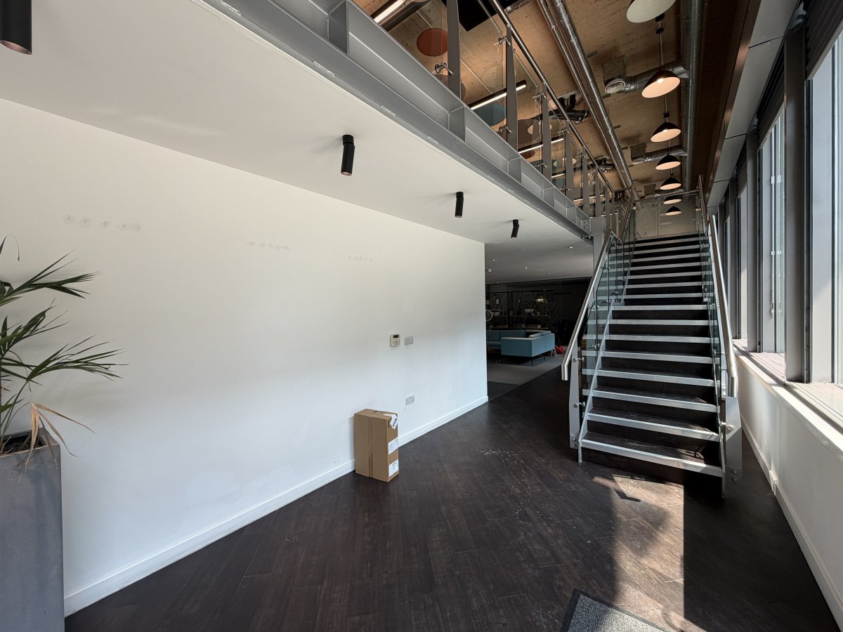 Office in Salford - photo 3