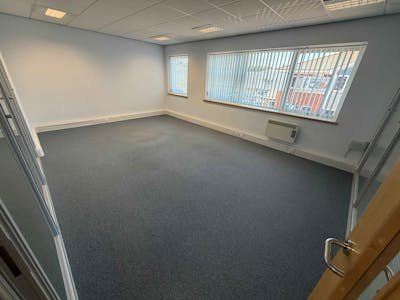 Office in Fareham - photo 4