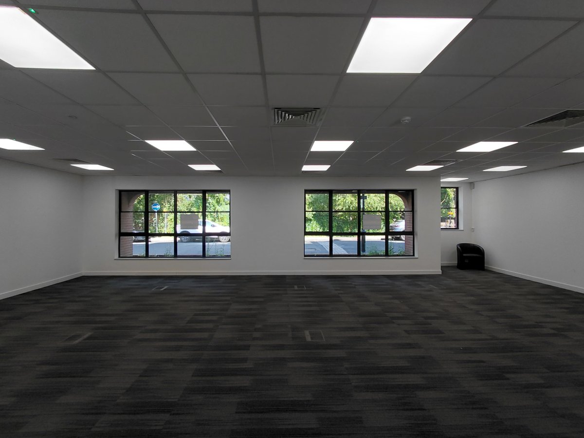 Office in Staines - photo 4
