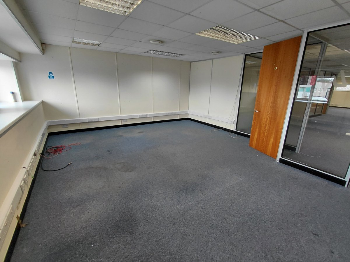 Office in Epsom - photo 4