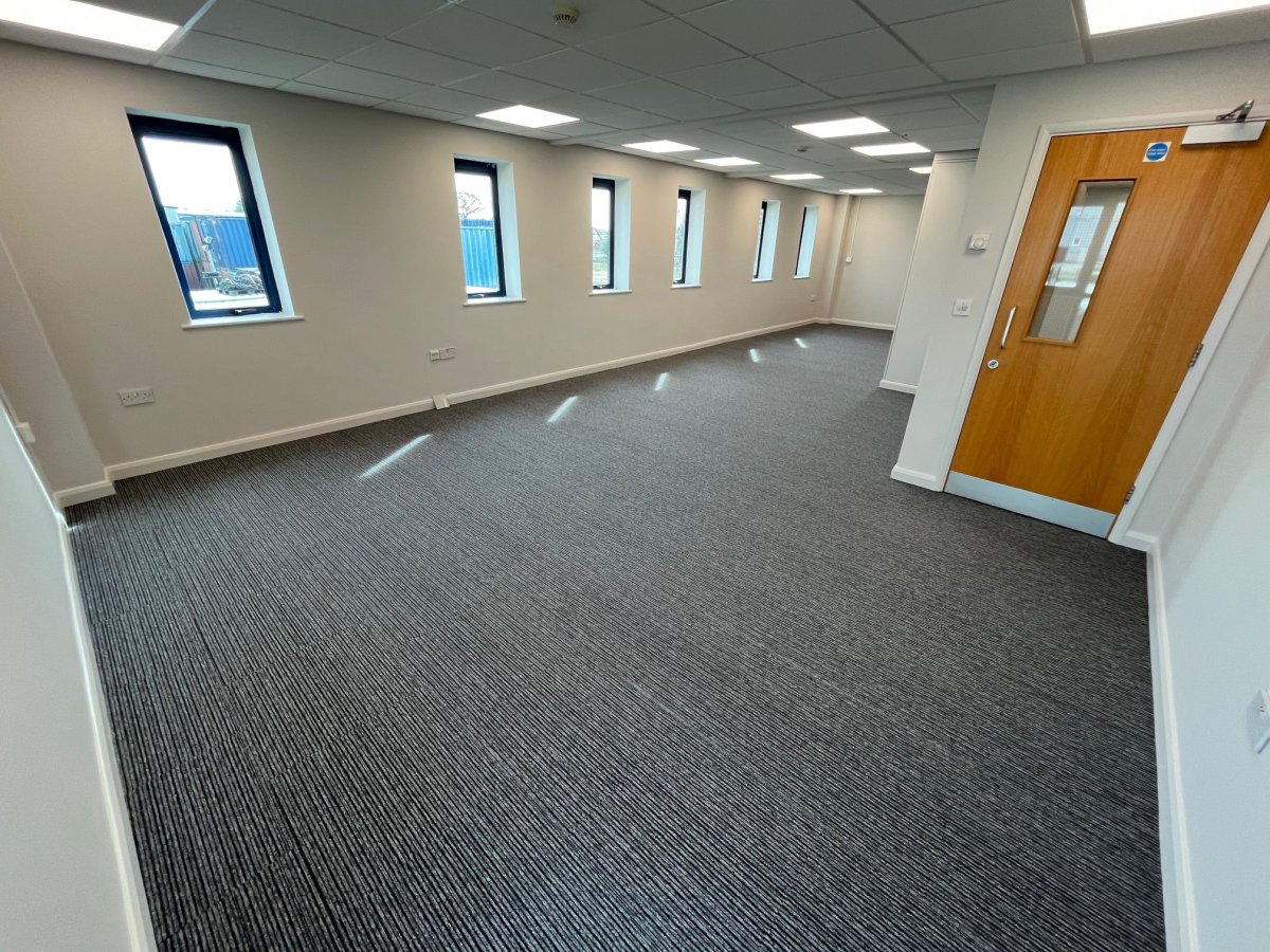 Office in Gorse Lane Industrial Estate - photo 2
