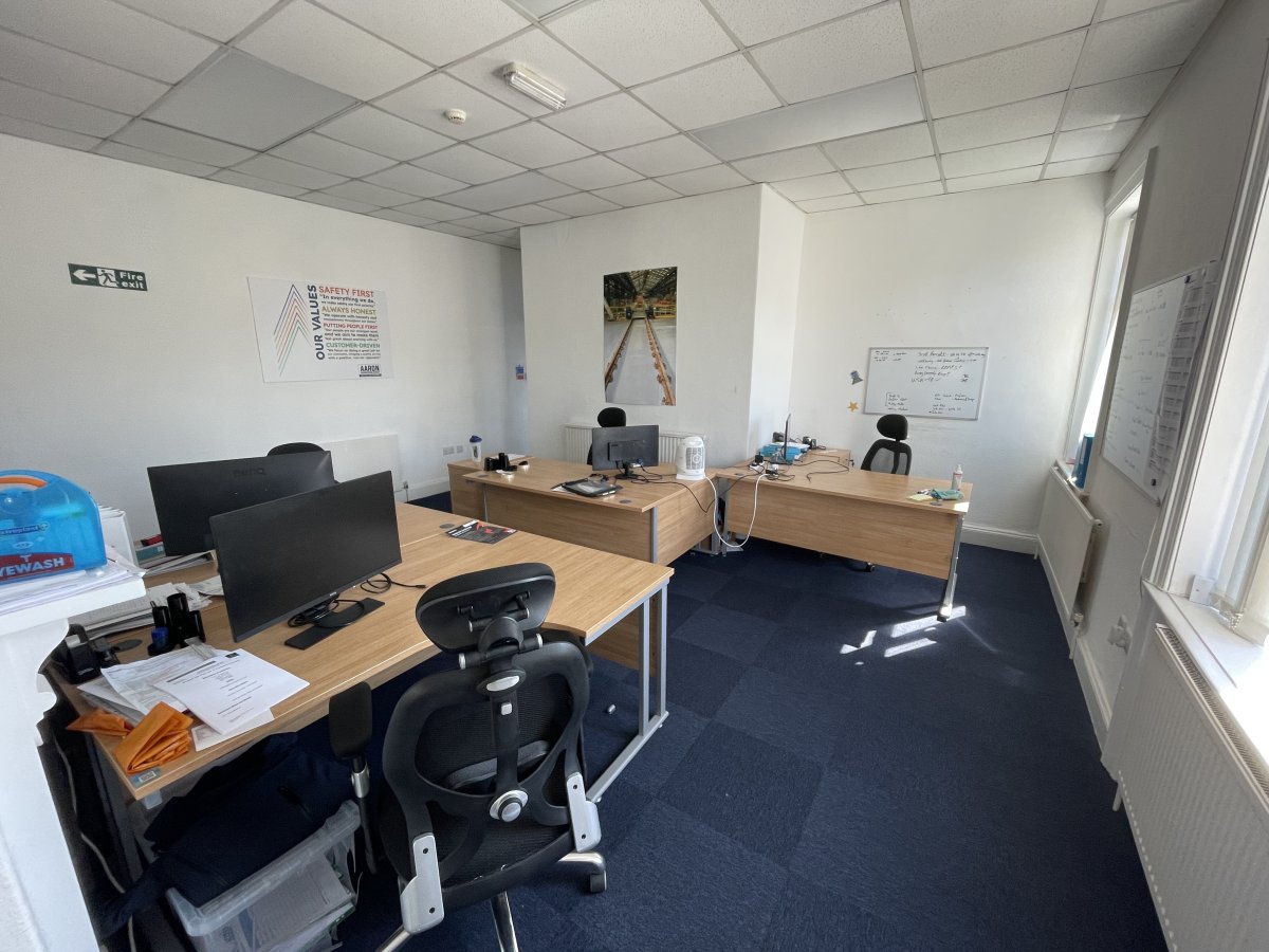 Office in Brighouse - photo 3