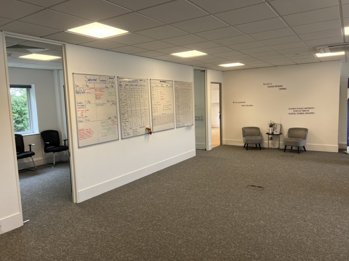 Office in Newham - photo 3