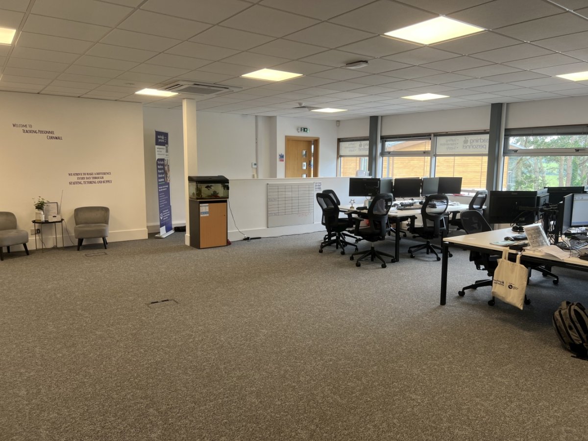 Office in Newham - photo 4
