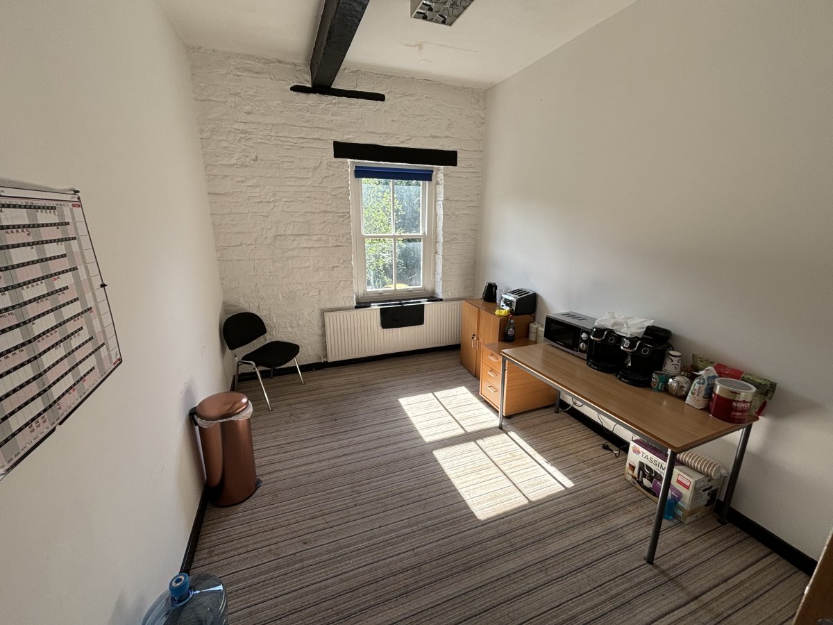 Office in Elland - photo 4