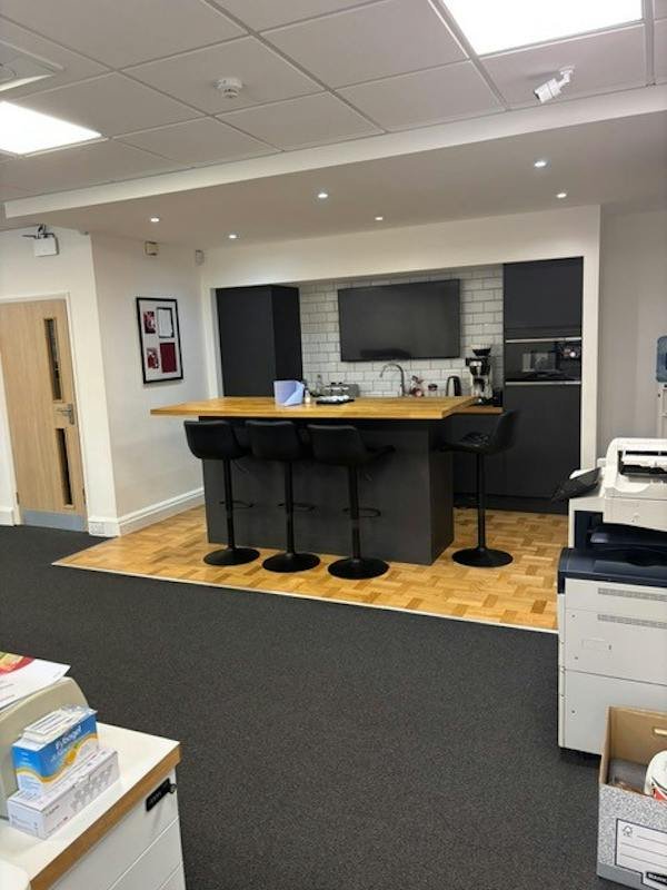 Office in Crawley - photo 2
