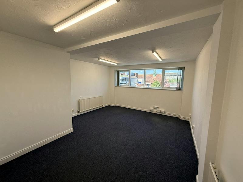 Office in Woking - photo 3