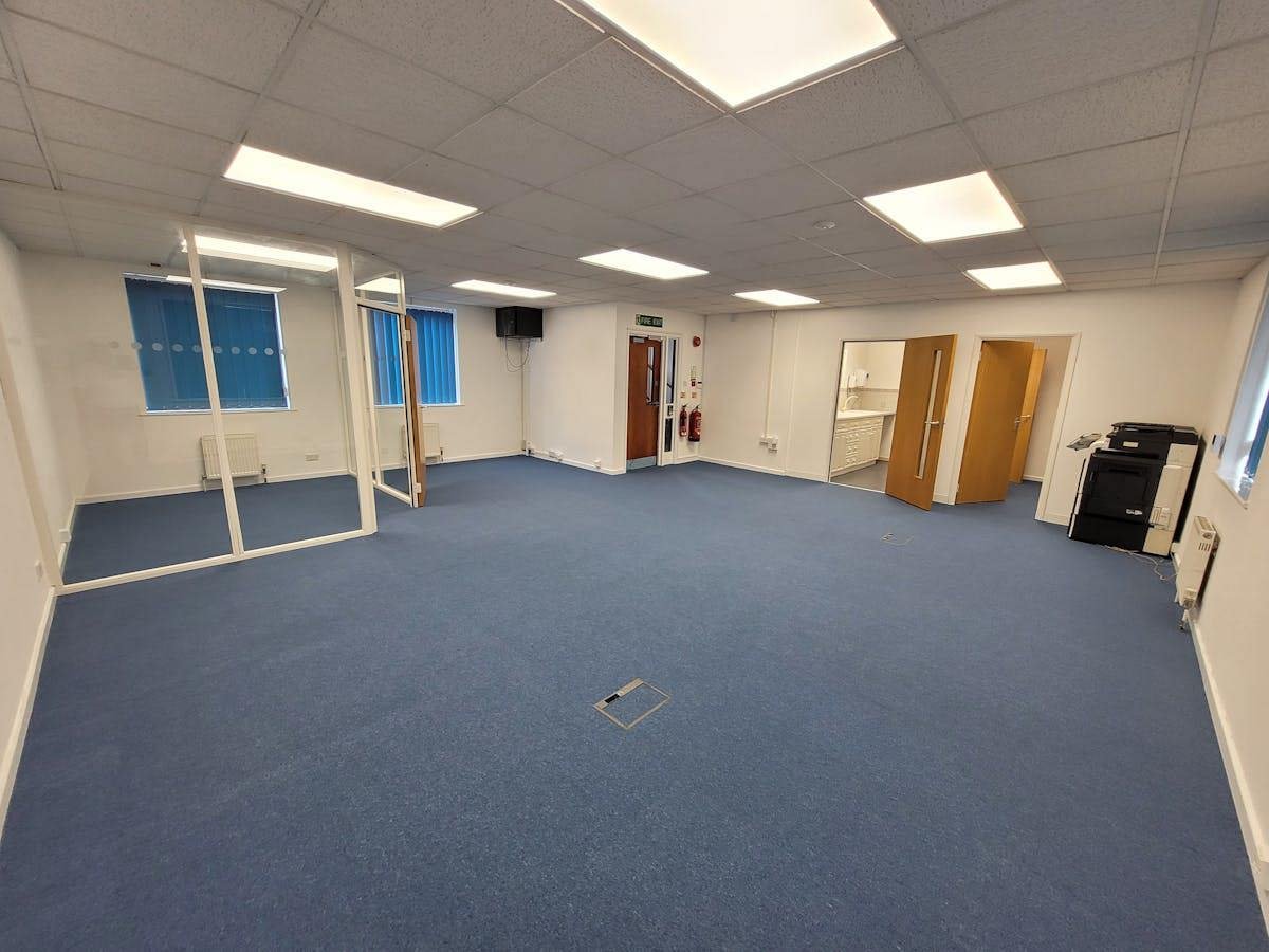 Office in Maidstone - photo 2