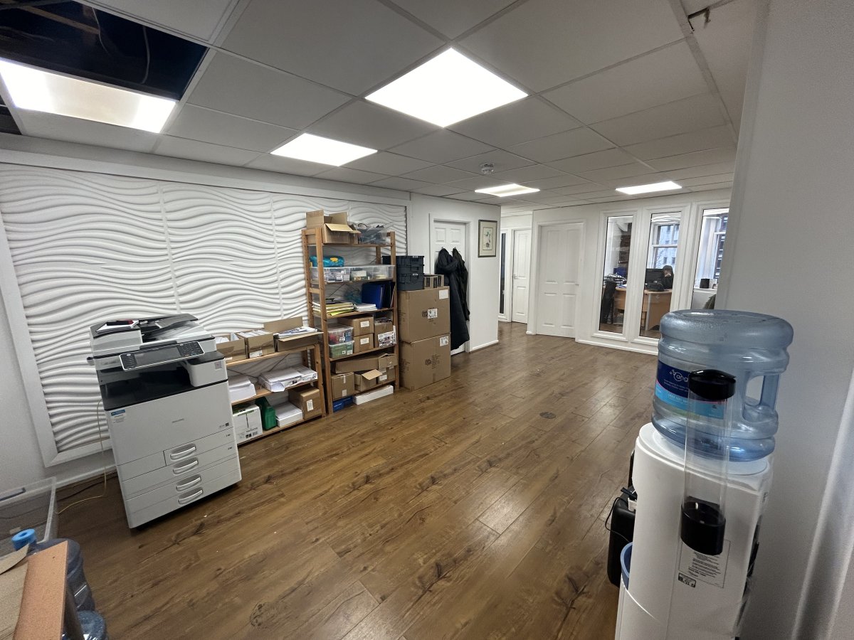 Office in Salford - photo 4